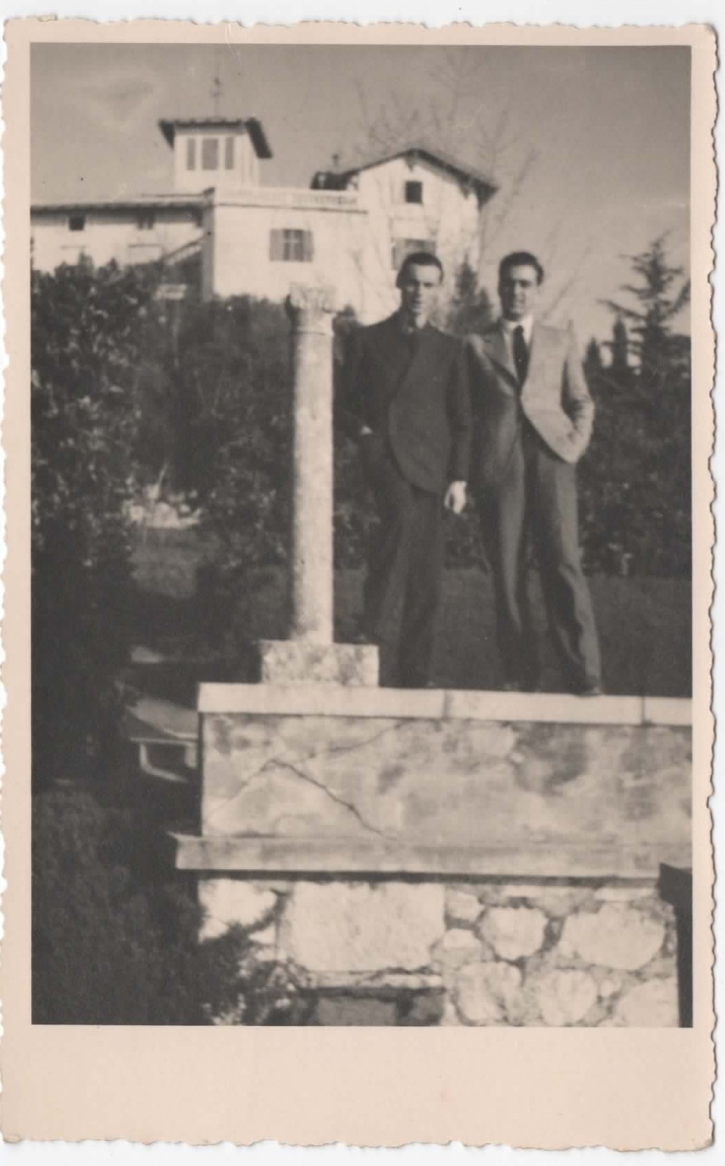 Adaš and friend in the garden (1939)